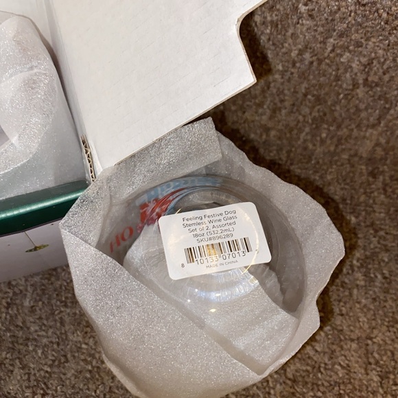 🐶 NWT Cambridge Festive Dogs 18 oz Stemless Wine Glass Set - Picture 8 of 8